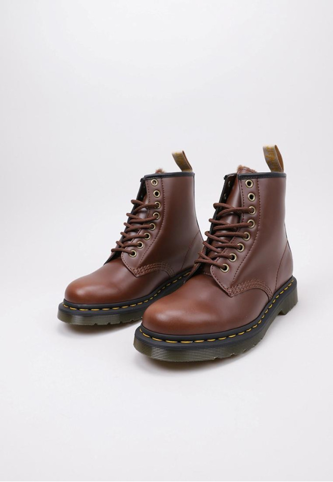 DR MARTENS VEGAN 1460 Marrón